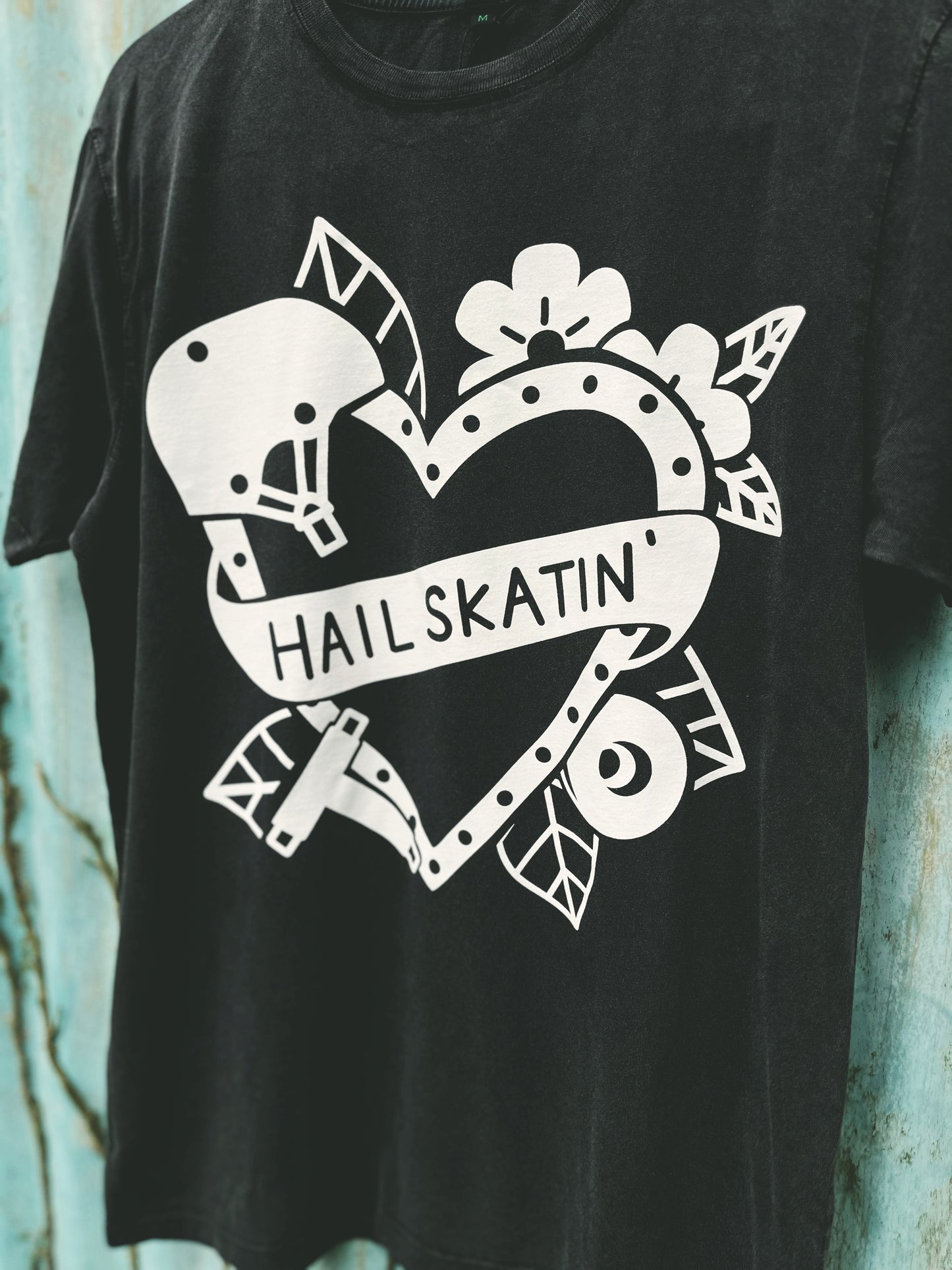 HAIL SKATINā T-SHIRT