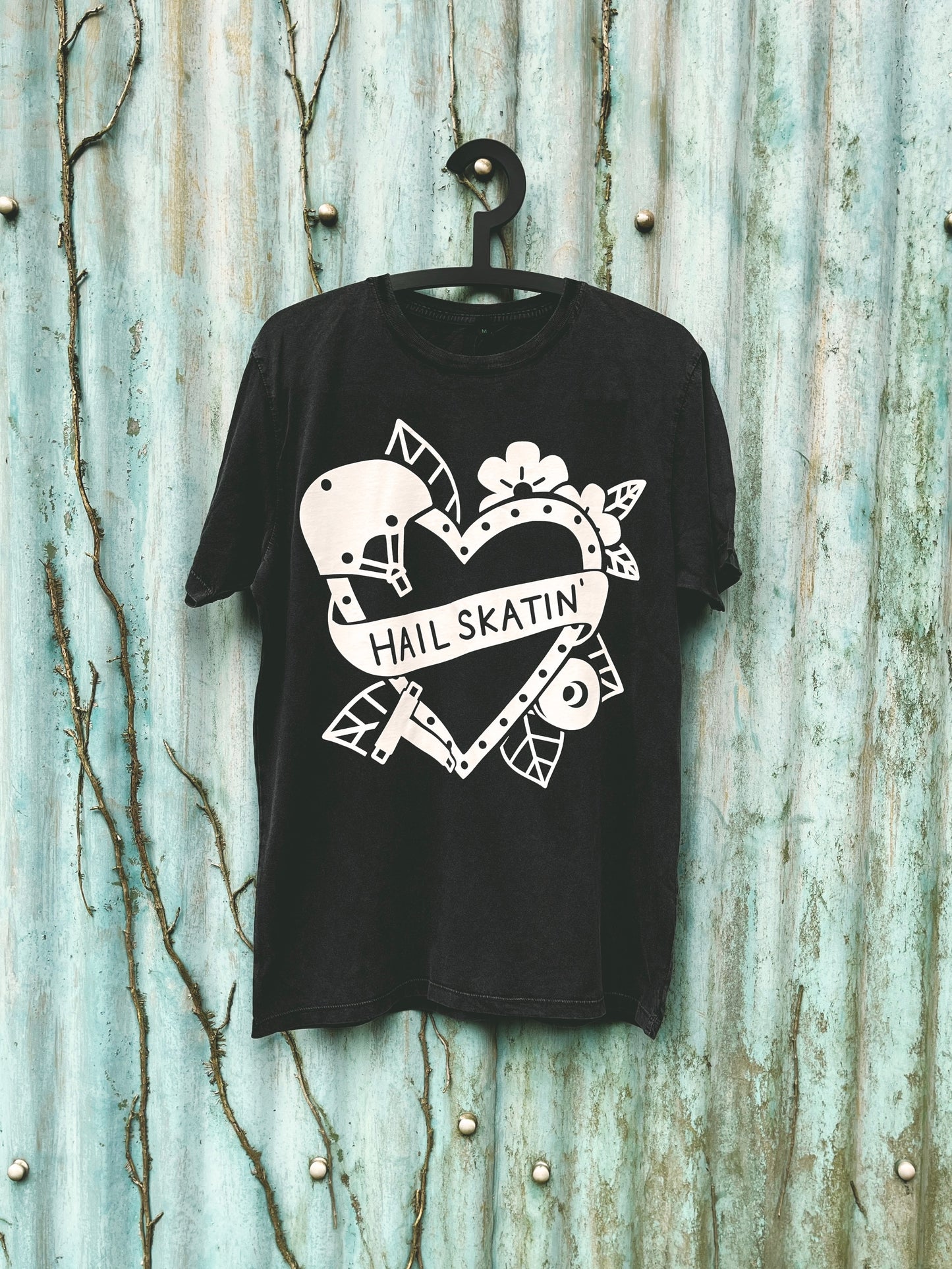 HAIL SKATINā T-SHIRT