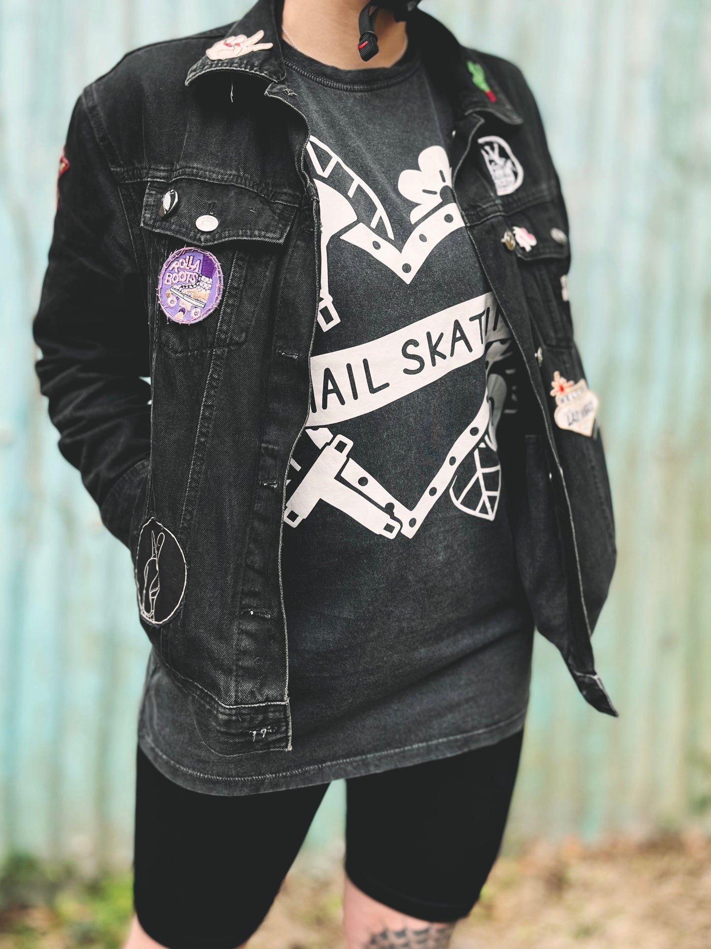 HAIL SKATINā T-SHIRT